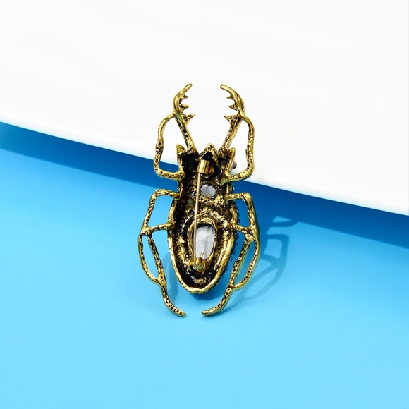 VQ Bug Brooch - Picture 3 of 4